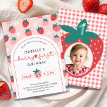 Convites Foto do Primeiro primeiro aniversario de Aniversár<br><div class="desc">🍓 **Celebre o seu primeiro aniversário de Berry no estilo!** 🎉 Faça da sua festa de aniversário a primeira amora um doce caso com o nosso convite para fotos de morango! Perfeito para o grande dia da sua garotinha, este encantador convite captura a essência das frutas de verão e das...</div>