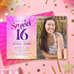 Convites Foto Doce 16 Gradiente Cor-de-Laranja Rosa Groovy<br><div class="desc">“Feliz aniversário de Sweet 16”. Envie este convite de festa de foto personalizado boho retrô legal para um evento inesquecível. No lado esquerdo, uma tipografia divertida, ousada e moderna em rosa quente escuro e roxo com tipografia sans serif moderna sobrepõe um fundo de raios de gradiente laranja claro e rosa...</div>