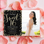 Convites Foto Doce 16 Moderno Dourado Negra Aniversário<br><div class="desc">"Feliz Doce 16". Envie este convite de festas de fotos impressionante, brilhante, giro, elegante, moderno, personalizado, personalizado para um evento a ser lembrado. Dourada tipografia de script brilho e cobertura de confetti na metade esquerda da placa. Uma foto personalizada da aniversariante está à direita. Mais confete com brilho dourado sobrepõe-se...</div>