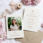 Convites Foto Dourada Bat Mitzvah, Rosa de Faux doce e simp<br><div class="desc">Este simples e na moda,  falso olhar de rosa dourado e convite para o Judeu Branco Mitzvah apresenta tipografia de escrita caprichosa,  estilo vintage e uma estrela falsa rosa dourada de David. Adicione a foto dela à frente. Um olhar elegante e clássico minimalista que ainda é único e tendencial.</div>