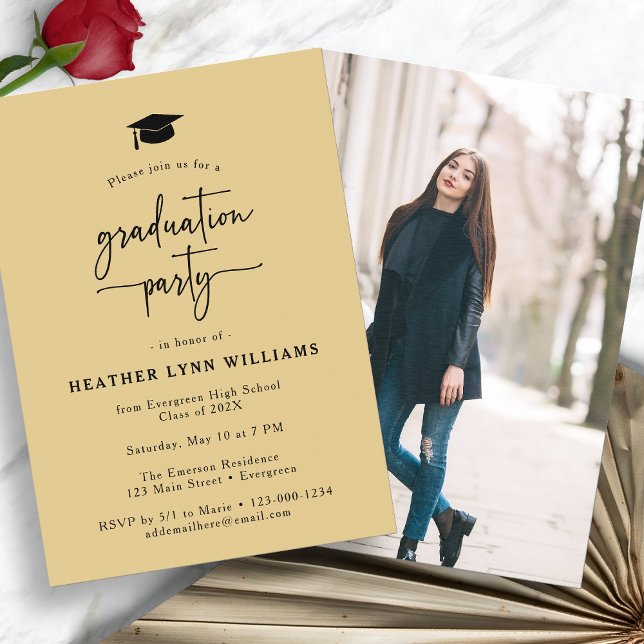 Convites Foto Dourada de Graduação Preta (Gold Black Graduation Party Photo Invitation by Painted Paperie
)