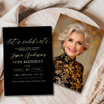 Convites Foto Dourada Mínima Preta 60º Aniversário<br><div class="desc">Comemore a fazer 60 anos de estilo com um Convite de Aniversário Dourado e Preto para Script Minimalista! Apresentando sotaques negros e dourados, tipografia elegante da escrita, e um design limpo e moderno, este convite dá o tom para uma celebração sofisticada. Perfeito para qualquer lugar, de salões quentes a encontros...</div>