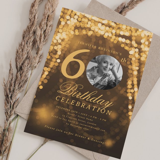 Convites Foto Elegante 60º aniversário Luzes Douradas de Gl (Elegant Photo 60th Birthday Gold Glam Lights Invitation)