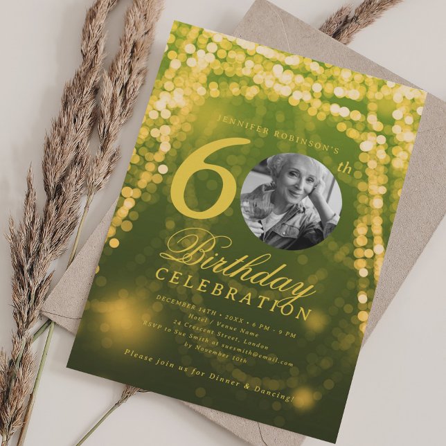 Convites Foto Elegante 60º aniversário Luzes verdes Dourada (Elegant Photo 60th Birthday Green Gold Glam Lights Invitation)