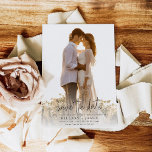 Convites Foto Elegante Calliografia Casamento Salva a Data<br><div class="desc">Para mais opções de texto de convite,  consulte a coleção completa e elegante de caligrafia: https://www.zazzle.com/collections/whimsical_elegant_calligraphy-119723660555986269?rf=238296117664346256 Este design mede 5 x 7 polegadas/ 12, 7 x 17, 8 cm e é perfeito para convites de casamento. Adicione um rsvp correspondente para completar sua aparência</div>