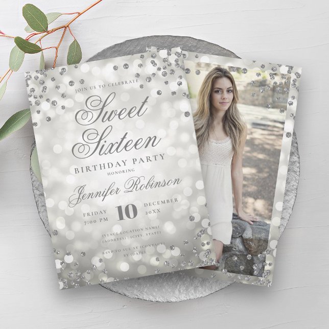Convites Foto elegante das luzes de prata doce 16 (Elegant Silver Glam Lights Photo Sweet 16 Invitation)