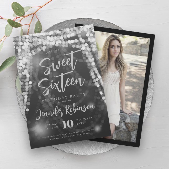 Convites Foto elegante das luzes de sequência de prata Swee (Elegant Silver String Lights Photo Sweet 16 Invitation)