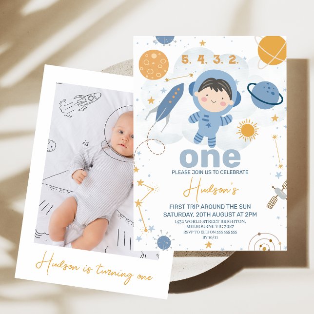 Convites Foto em branco primeira viagem em torno do primeir (Cute Blue Orange First trip Around the Sun 1st Birthday Invitation Boy Photo, Outer Space Invite)