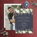Convites Foto Floral de Cor Azul e Branca Elegante<br><div class="desc">Este belo e romântico convite para casamento com fotos de cor d'água floral floral branca apresenta uma sumptuosa gota verde no topo, composta por uma bela coleção de verde eucalipto e rosas brancas, hidrangeas e outras flores brancas. Uma disposição semelhante é colocada na parte inferior do design, e o elegante...</div>