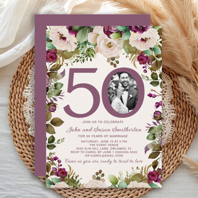 Convites Foto Floral do Creme Roxo 50º Aniversário (Elegant purple and cream-colored watercolor floral 50th wedding anniversary photo invitation)