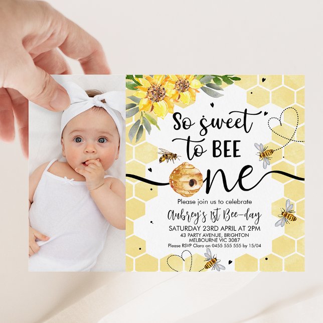 Convites Foto Floral Tão Doce De Ser Um primeiro aniversari (Photo so sweet to be one bee themed birthday invitation featuring some bees, beehive and sunflowers.)