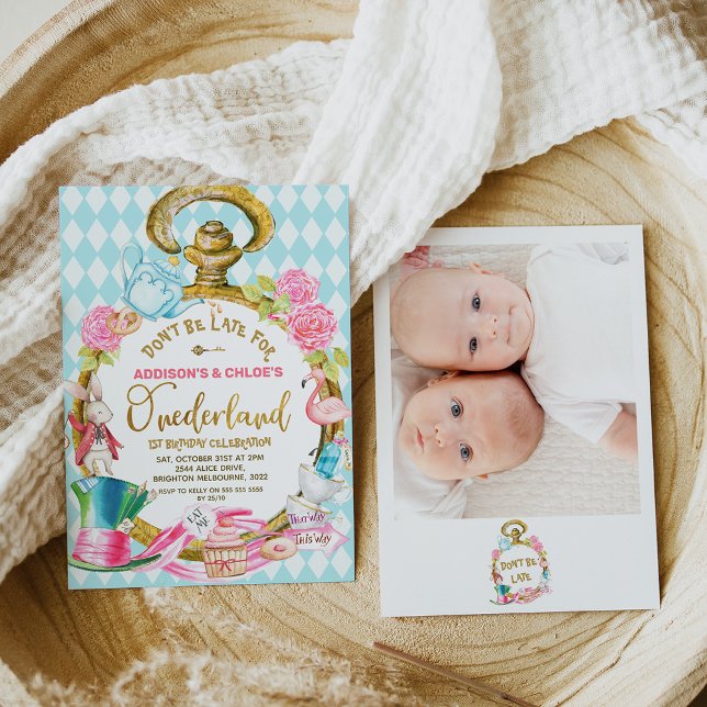 Convites Foto gêmea assistindo Alice no aniversário de Oned (Twins large watch mad hatter hat Alice in onederland birthday invitation with a photo on the back.)