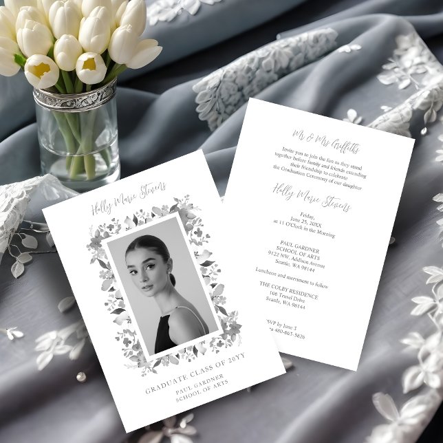 Convites Foto Graceful Floral Contemporâneo Cinza Shades (Charming Graceful Floral Contemporary Grey Shades Personalized Photo Grad Invitation Card.)