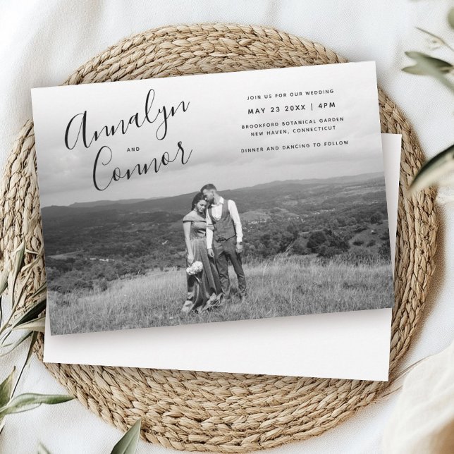 Convites Foto mínima de script | Casamento Monocromático Mo (Black and white wedding invitation featuring a couple embracing in a vast landscape. Elegant script )
