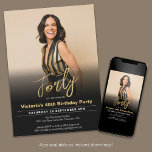 Convites Foto Mínima Dourada aniversário de 40 anos preto M<br><div class="desc">Convite para Fotografias Mínimo Dourado a aniversário de 40 anos preto moderno. Apresentando nosso convite de aniversário de um marco mínimo moderno, onde a classe encontra simplicidade em uma celebração de eterno. A paleta preta e dourada exude sofisticação, criando um pano de fundo elegante para seu dia especial. Esse design...</div>