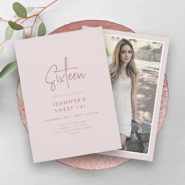 Convites Foto Mínima Moderna cor-de-rosa esbranquiçada Swee (Modern Minimal Blush Pink Photo Sweet 16 Invitation)