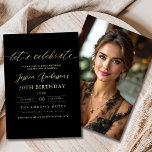 Convites Foto minimalista de aniversário Dourado negro<br><div class="desc">Comemore a fazer 30 anos de estilo com um Convite de Aniversário Dourado e Preto para Script Minimalista! Apresentando sotaques negros e dourados, tipografia elegante da escrita, e um design limpo e moderno, este convite dá o tom para uma celebração sofisticada. Perfeito para qualquer lugar, de salões quentes a encontros...</div>