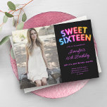 Convites Foto Moderna - Balões Pretos do Arco-Íris Doce 16<br><div class="desc">Elegante Doce Dezesseis Convite de aniversário com balões de aniversário do Rainbow,  um espaço personalizado para fotografia e uma tipografia moderna.</div>