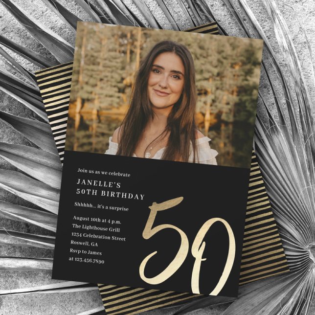 Convites Foto moderna simples 50º aniversário (Modern Simple Black and Gold Photo 50th Birthday Party Invitation.)