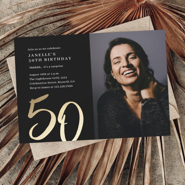 Convites Foto moderna simples 50º aniversário (Simple modern script black and gold 50th birthday party photo invitations.)