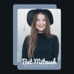 Convites Foto personalizada do Bat Mitzvah<br><div class="desc">Este design é composto de uma escrita cursiva divertida,  contrariada por uma simples tipografia de san serif. Esta design é moderna e simples. Adicionar imagem de foto.

Disponível aqui:http://www.zazzle.com/store/selectpartysupplies</div>