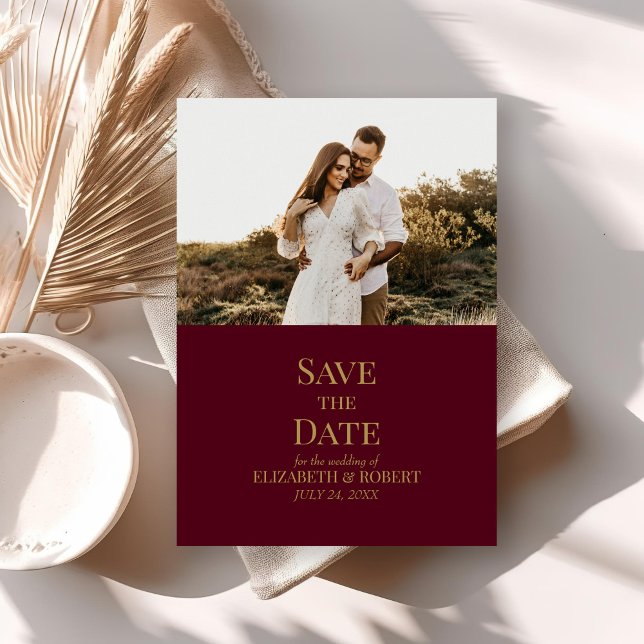 Convites Foto personalizada do Modern Burgundy Salvar o car (Modern Burgundy Custom Photo Save the Date Card on neutral boho wedding table.)