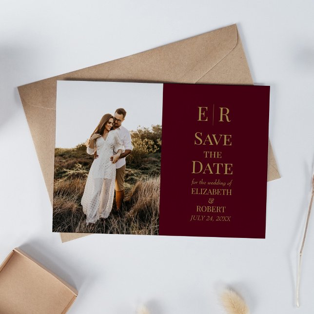 Convites Foto personalizada do Monograma da Borgonha Salvar (Burgundy Monogram Custom Photo Save the Date Invitation on neutral boho wedding table.)