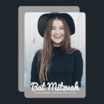Convites Foto personalizada moderna do Bat Mitzvah<br><div class="desc">Esta design é composta por uma escrita cursiva lúdica contrabalançada pela simples tipografia san serif. Esta design é moderna e simples. Adicionar imagem fotográfica. Disponível aqui: http://www.zazzle.com/store/selectpartysupplies</div>