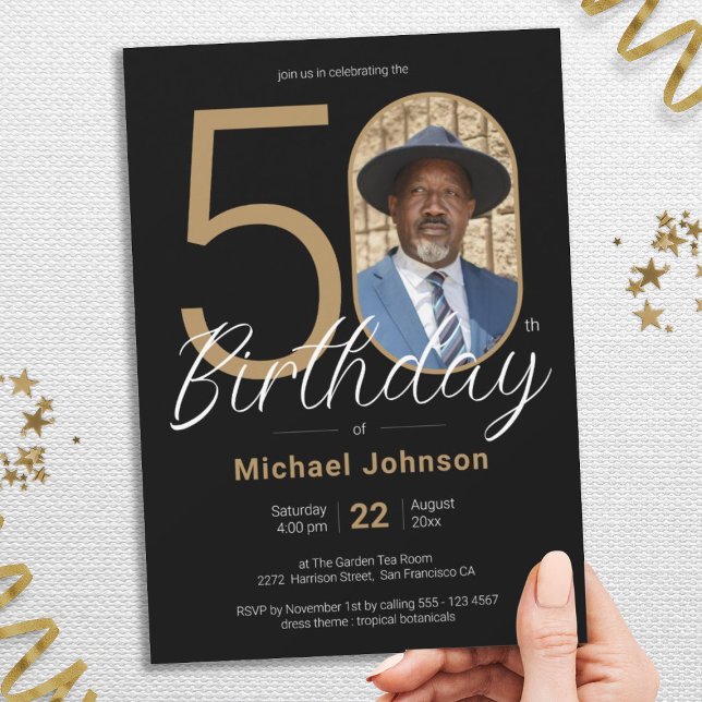 Convites Foto personalizada simples e preta Dourada Foto 50 (Gold Black Simple Chic Custom Photo 50th Birthday Invitation)