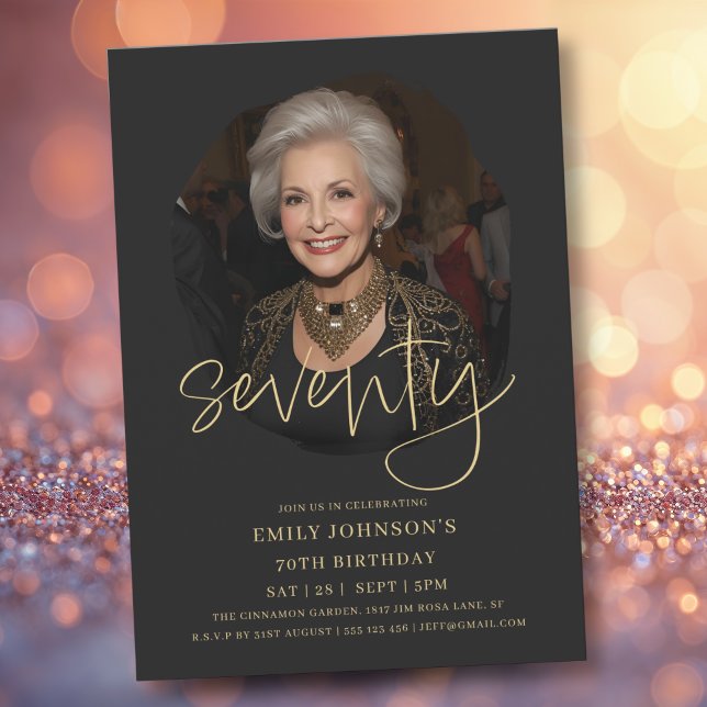 Convites Foto preta e Dourada 70 de Script Aniversário (Photo Black and Gold Script 70th Birthday Invitation)