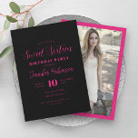 Convites Foto Preta Simples, Rosa Quente, Doce 16 Dezesseis<br><div class="desc">Modelo elegante de dezesseis Convite de aniversário com fotografia personalizada e script de tipografia moderna.</div>