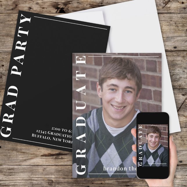 Convites Foto Preto e Branco Moderna Simples de Graduado (Graduation announcement invitation with full bleed photo.)