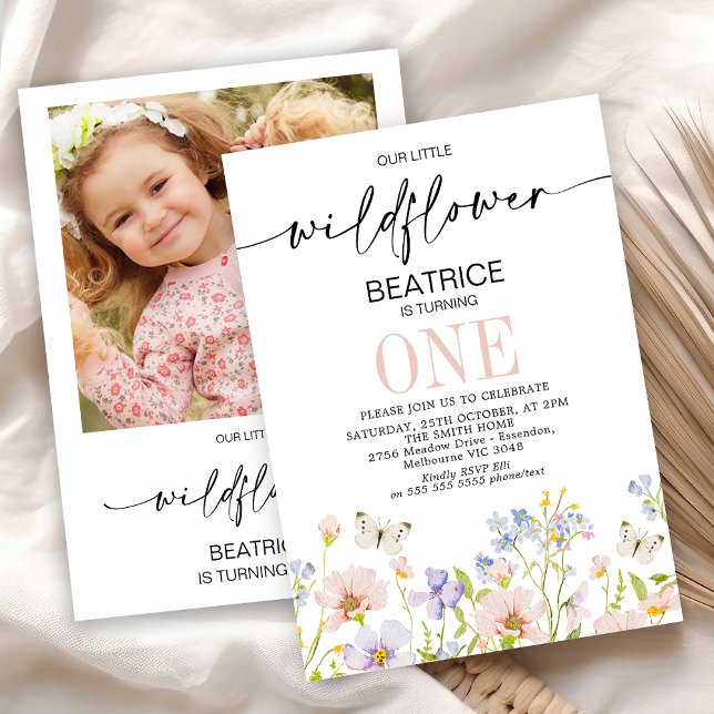 Convites Foto rosa púrpura primeiro aniversario de flor sel (Girls Little Wildflower First Birthday Invitation with Photo, Little Wildflower 1st Birthday Invite)