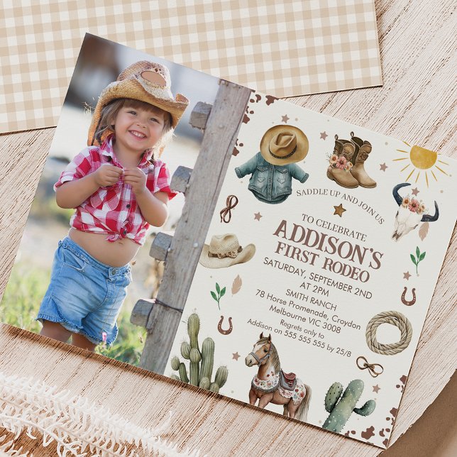 Convites Foto Rustic First Rodeo Wild West primeiro anivers (Cute girls first rodeo 1st birthday invitation featuring a horse, cowgirl boots and more.)