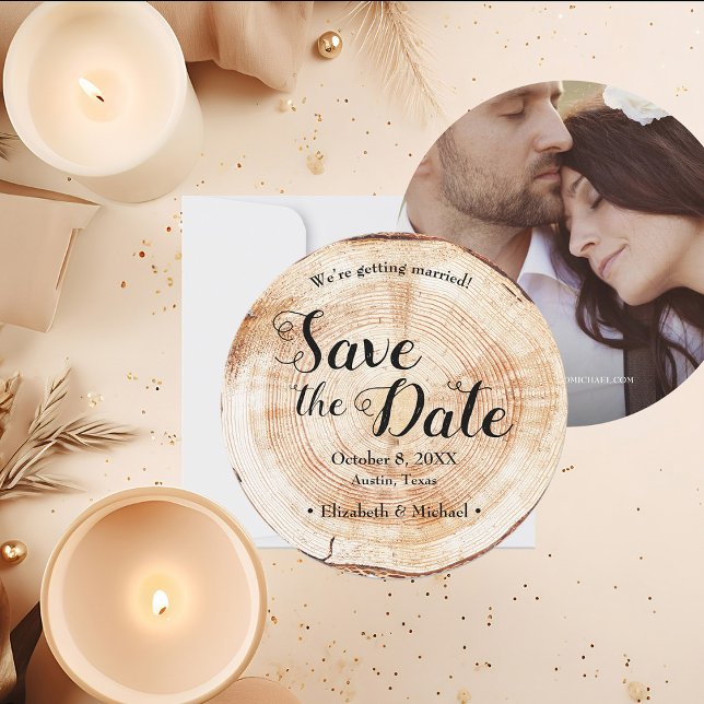 Convites Foto rustica de casamento Madeira Grain Salve a da (Unique round Wedding save the date, wood cut slice with instant customizable photo website and names)