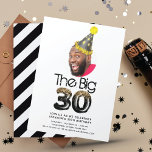 Convites Foto simples, aniversário de 30 anos, preto<br><div class="desc">Aniversário de 30 anos de Foto Moderno Simples, design Dourado. Você pode mudar a foto facilmente e, se você continuar, clique para personalizar mais, você pode mover o Chapéu de Aniversário à medida que ele funciona para você. Os produtos correspondentes podem ser encontrados na Coleção de aniversário de 30 anos....</div>
