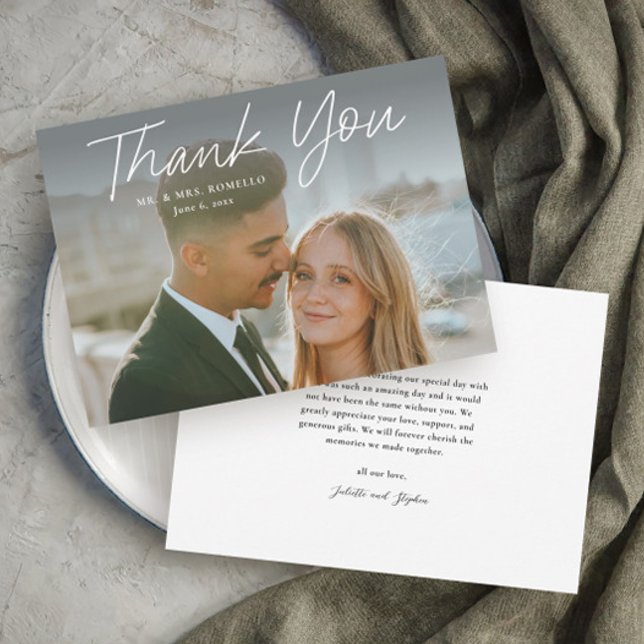 Convites Foto Simples de Casamento de Script Moderno Obriga (Modern script photo wedding thank you card with full bleed photo typography overlay.)