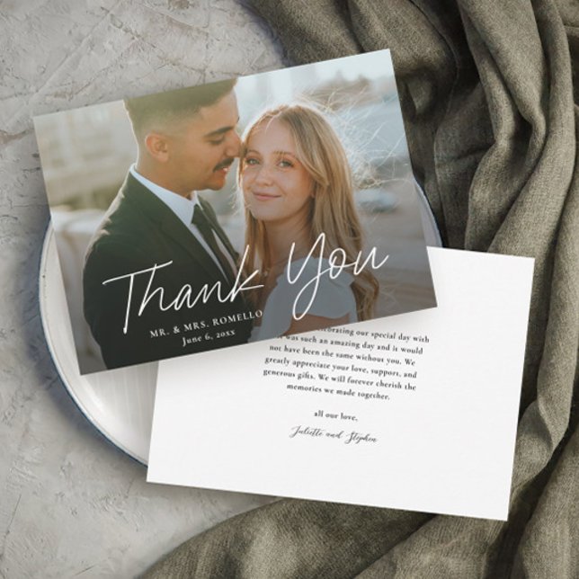Convites Foto Simples de Casamento de Script Moderno Obriga (Modern script photo wedding thank you card with full bleed photo typography overlay.)