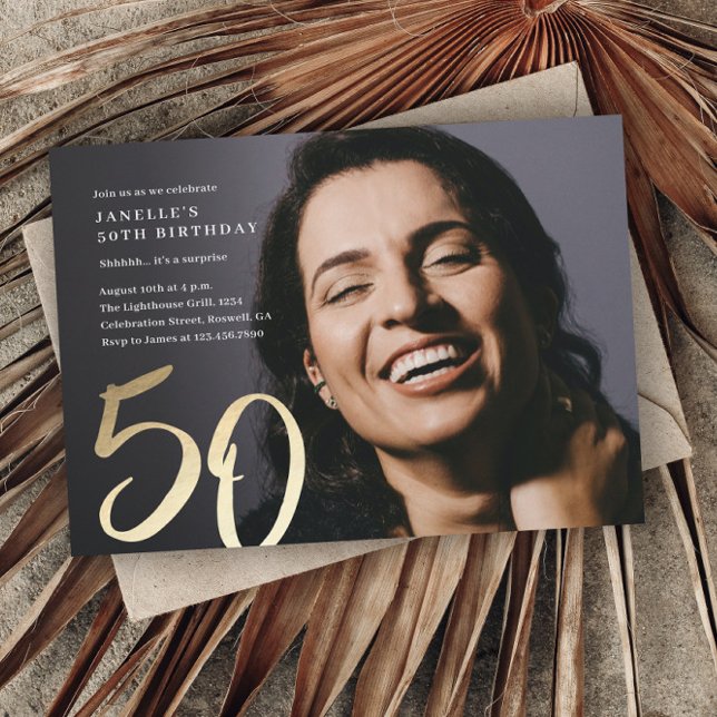 Convites Foto Simples Moderna 50º Aniversário (Simple gold script photo 50th birthday party invitation.)