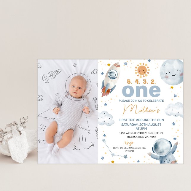 Convites Foto Sun Primeira Viagem em torno do primeiro aniv (Cute first trip around the sun 1st birthday invitation featuring a small sun and photo on the front.)