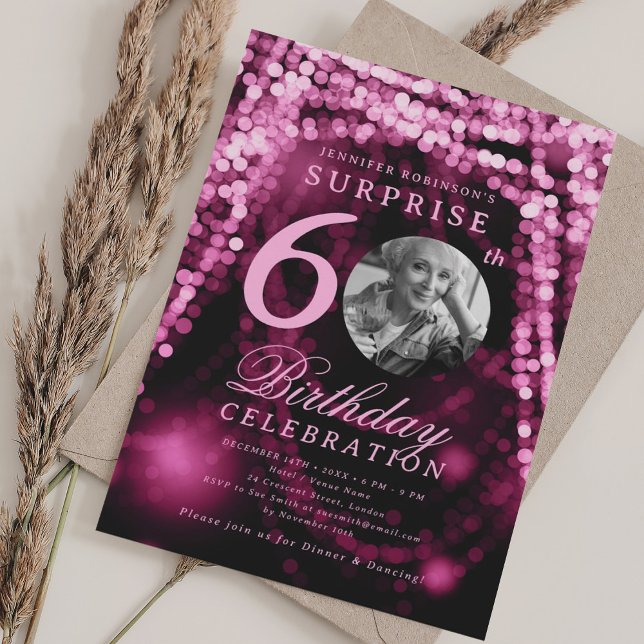 Convites Foto SURPRESA 60º Aniversário Luzes de Vidro Rosa  (SURPRISE Photo 60th Birthday Hot Pink Glam Lights Invitation)