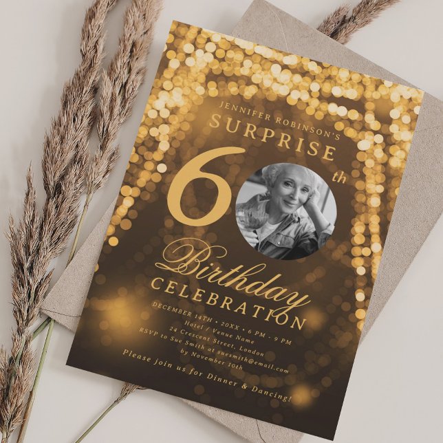Convites Foto SURPRESA 60º aniversário Luzes Douradas de Gl (SURPRISE Photo 60th Birthday Gold Glam Lights Invitation)