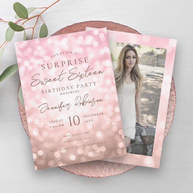 Convites Foto SURPRISE das Luzes Douradas do rosa Doce 16 (Rose Gold Lights Photo SURPRISE Sweet 16 Invitation)