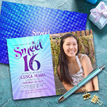Convites Foto: Sweet 16 Groovy Purple Blue Gradient Retro<br><div class="desc">Feliz 16 de aniversário. Envie este legal retrato de boho, convite de festas personalizado de fotos para um evento a ser lembrado. Do lado esquerdo, a tipografia divertida, moderna, roxa e azul marinho, com a tipografia sans serif moderna, sobrepõe-se a um fundo de turquesa à luz do pop e de...</div>