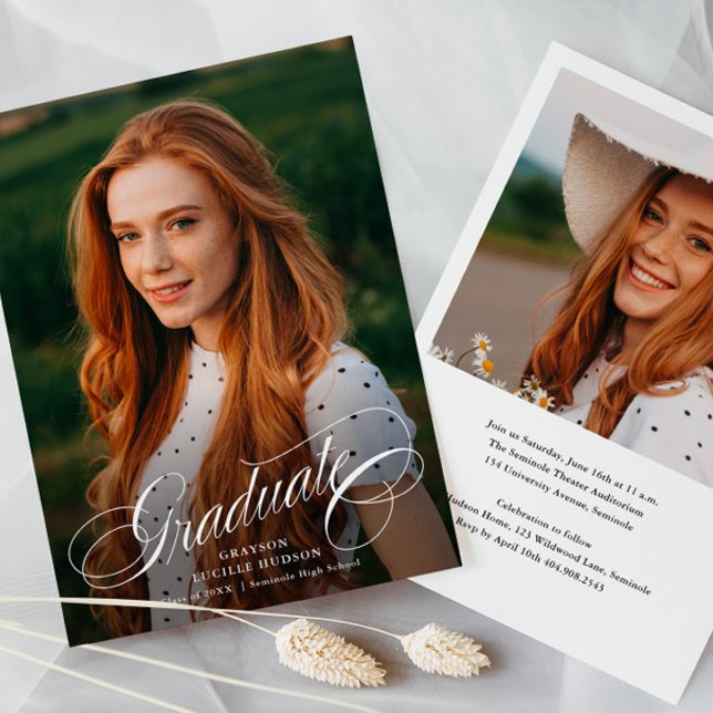 Convites Fotografia de Caligrafia de Letra Elegante para Fo (Elegant Graduate Script Calligraphy 2 Photo Graduation Invitation Announcement Card.)