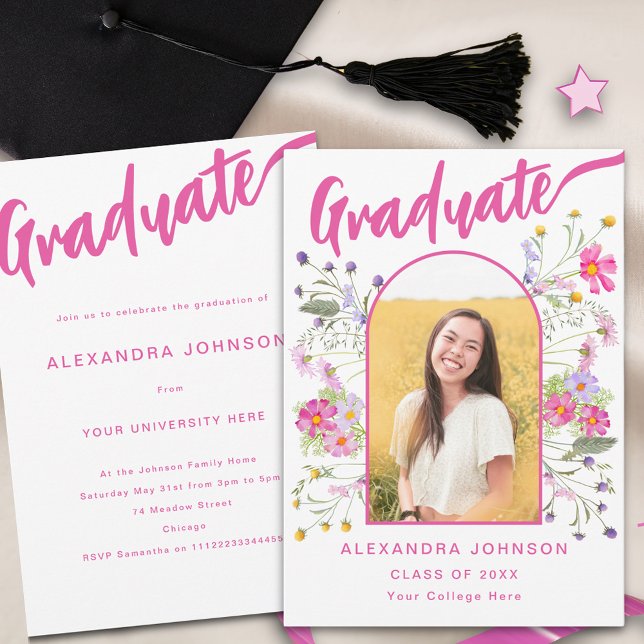 Convites Fotos de Graduada Floral Rosa Script Festa de Form (Wildflower boho arch graduate photo hot pink script Graduation party invitation watercolor florals)