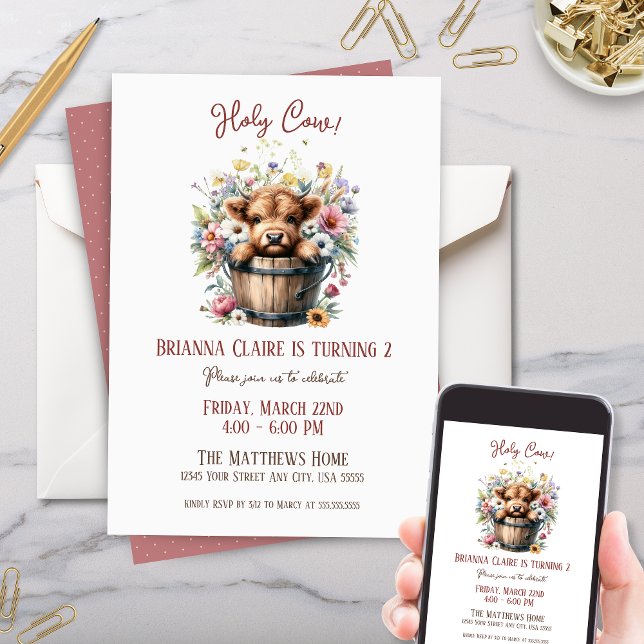Convites Frangos selvagens Cachorros, Fazenda de Vaca, Aniv (Cute baby highland cow birthday party invitation with wildflowers in vintage wooden bucket)