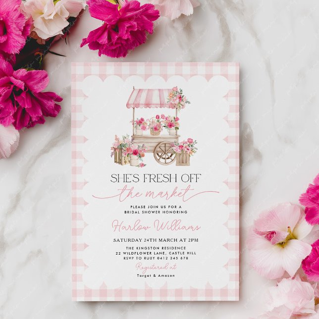 Convites Fresh off the Market Gingham Market Bridal Shower  (She's fresh off the market | Pink Flower Cart | Bridal Shower Invitation)