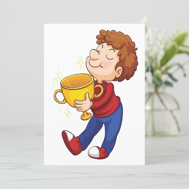 Convites Garoto que segura Ouro Troféu Prêmio vencedor (Criador carregado)