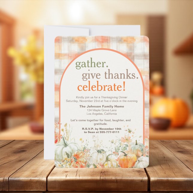 Convites Gather Together Gingham Thanksgiving Invitation (Gather Give Thanks Celebrate arch Thanksgiving invitation card with gingham pattern”)